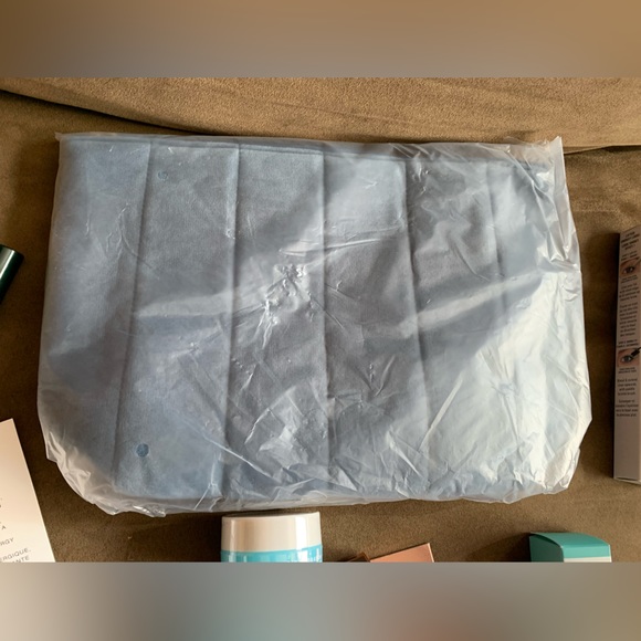 NWOT Bundle 13 Piece Skincare Makeup Hair Beauty Bag $80 Value - Picture 5 of 10